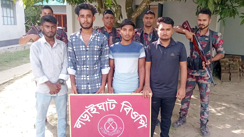 ঝিনাইদহ সীমান্তে অবৈধভাবে ভারতে প্রবেশের সময় আটক ৪